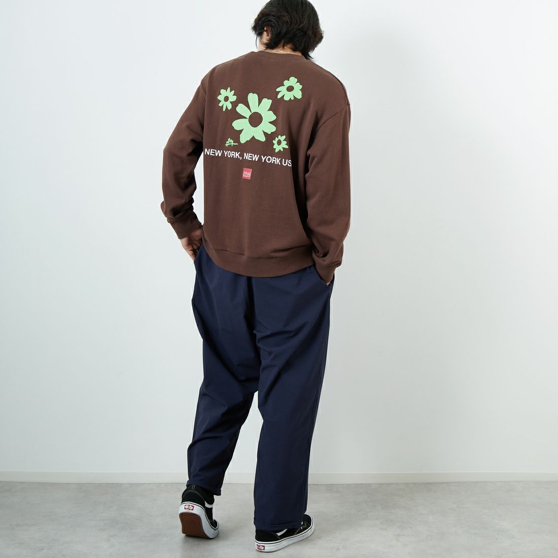 MANHATTAN PORTAGE [マンハッタンポーテージ] 別注 バックフラワープリント クルーネックスウェット [25FWMP-IN74-JF] D.BROWN &&モデル身長：179cm 着用サイズ：L&&