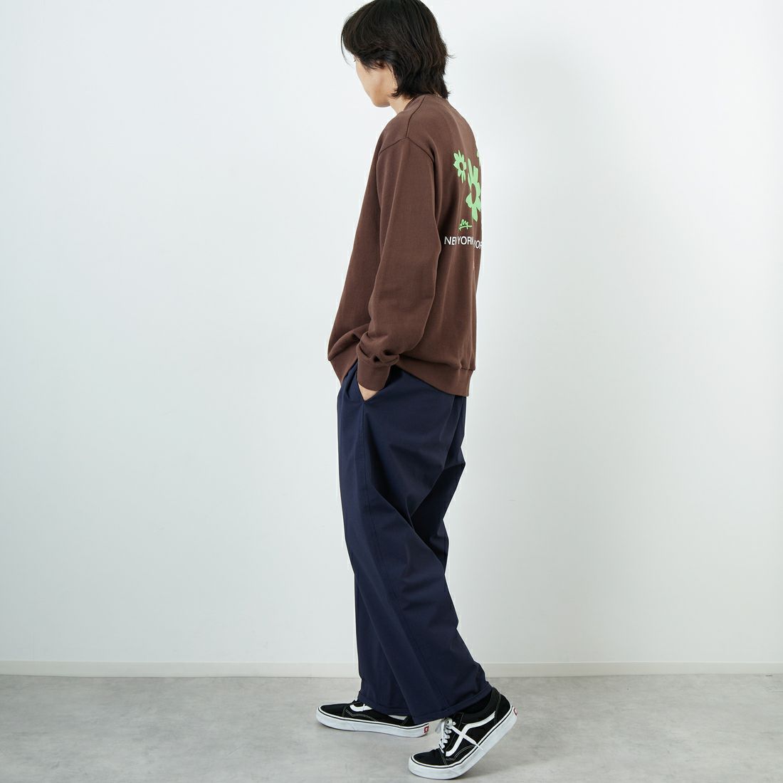 MANHATTAN PORTAGE [マンハッタンポーテージ] 別注 バックフラワープリント クルーネックスウェット [25FWMP-IN74-JF] D.BROWN &&モデル身長：179cm 着用サイズ：L&&