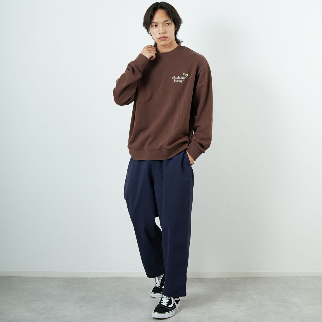 MANHATTAN PORTAGE [マンハッタンポーテージ] 別注 バックフラワープリント クルーネックスウェット [25FWMP-IN74-JF] D.BROWN &&モデル身長：179cm 着用サイズ：L&&
