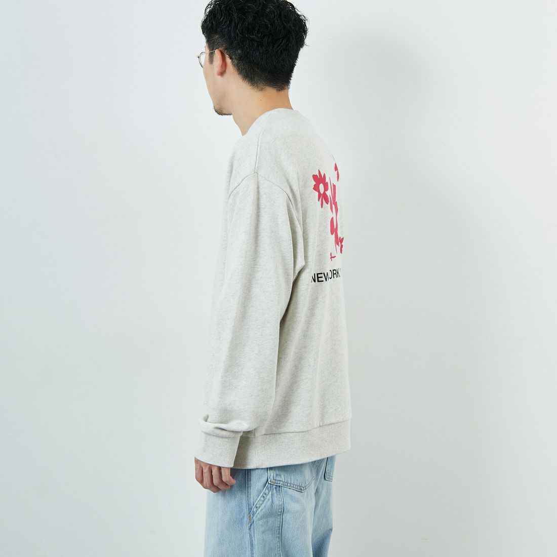 MANHATTAN PORTAGE [マンハッタンポーテージ] 別注 バックフラワープリント クルーネックスウェット [25FWMP-IN74-JF] OATMEAL &&モデル身長：167cm 着用サイズ：L&&