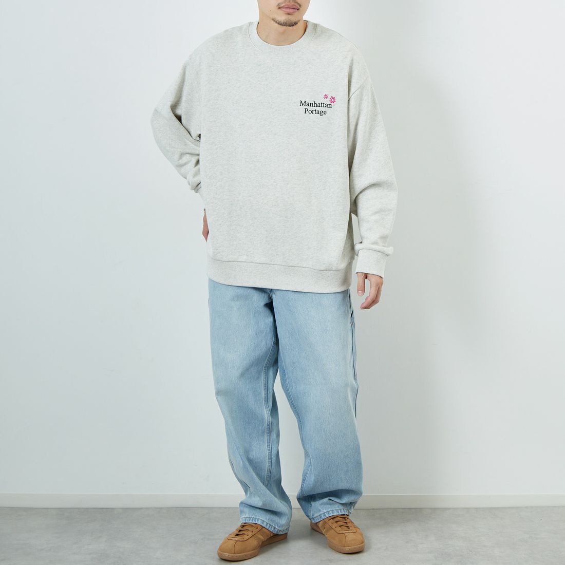 MANHATTAN PORTAGE [マンハッタンポーテージ] 別注 バックフラワープリント クルーネックスウェット [25FWMP-IN74-JF] OATMEAL &&モデル身長：167cm 着用サイズ：L&&
