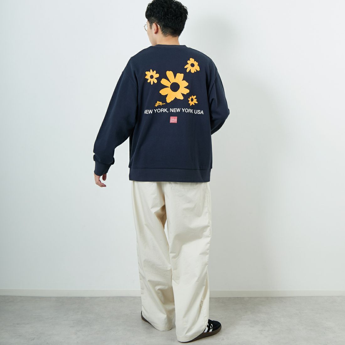 MANHATTAN PORTAGE [マンハッタンポーテージ] 別注 バックフラワープリント クルーネックスウェット [25FWMP-IN74-JF] NAVY &&モデル身長：167cm 着用サイズ：L&&