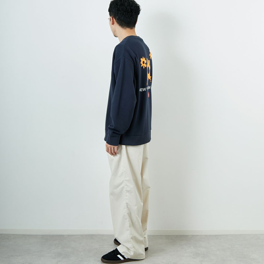 MANHATTAN PORTAGE [マンハッタンポーテージ] 別注 バックフラワープリント クルーネックスウェット [25FWMP-IN74-JF] NAVY &&モデル身長：167cm 着用サイズ：L&&