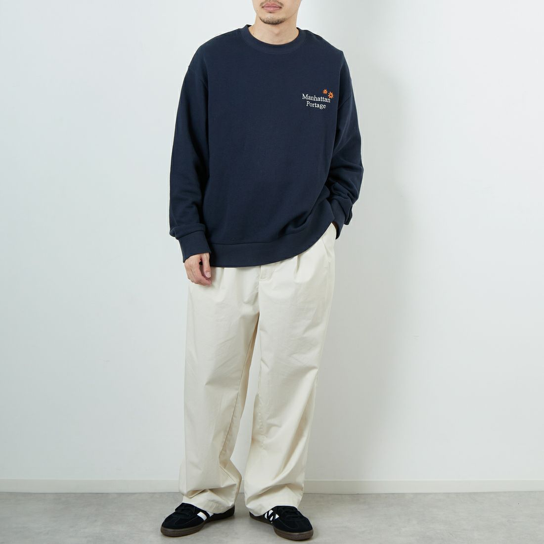 MANHATTAN PORTAGE [マンハッタンポーテージ] 別注 バックフラワープリント クルーネックスウェット [25FWMP-IN74-JF] NAVY &&モデル身長：167cm 着用サイズ：L&&