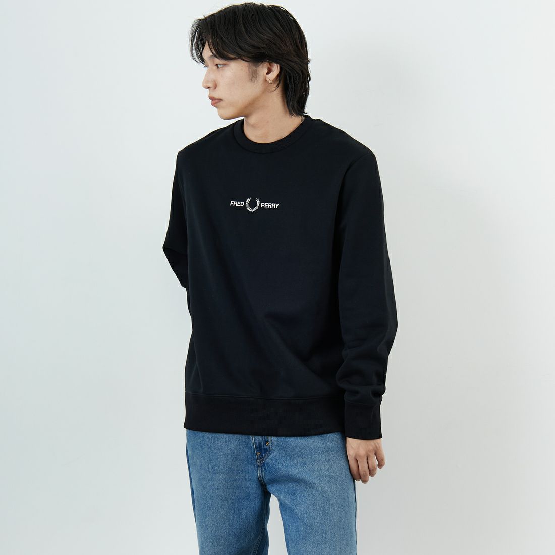 FRED PERRY [フレッドペリー] ローレルリースロゴ刺繍 クルーネックスウェット [M4727] 102 BLACK &&モデル身長：179cm 着用サイズ：XL&&