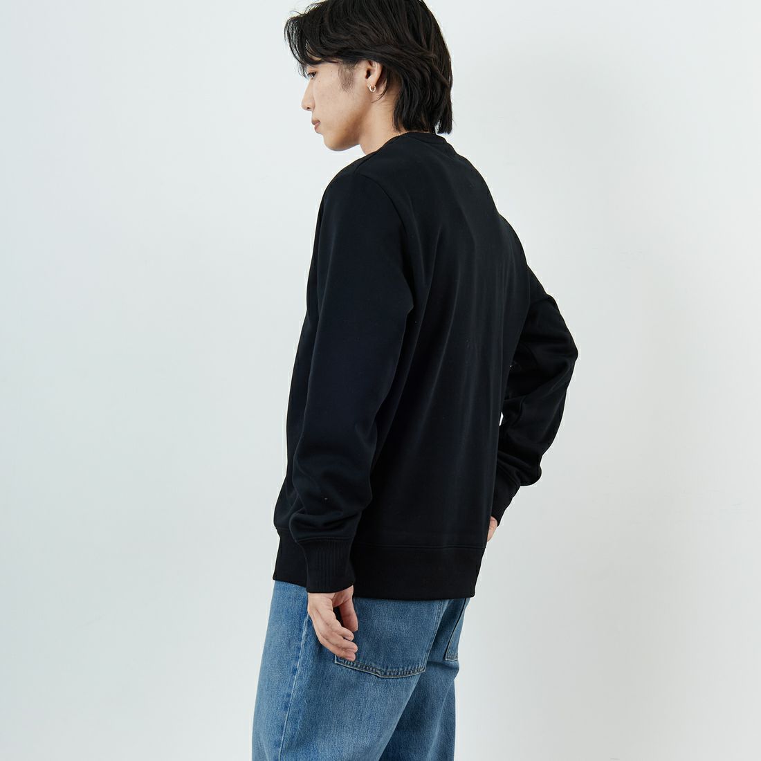 FRED PERRY [フレッドペリー] ローレルリースロゴ刺繍 クルーネックスウェット [M4727] 102 BLACK &&モデル身長：179cm 着用サイズ：XL&&