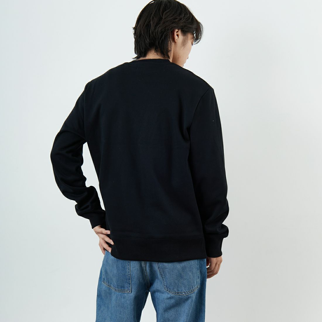 FRED PERRY [フレッドペリー] ローレルリースロゴ刺繍 クルーネックスウェット [M4727] 102 BLACK &&モデル身長：179cm 着用サイズ：XL&&