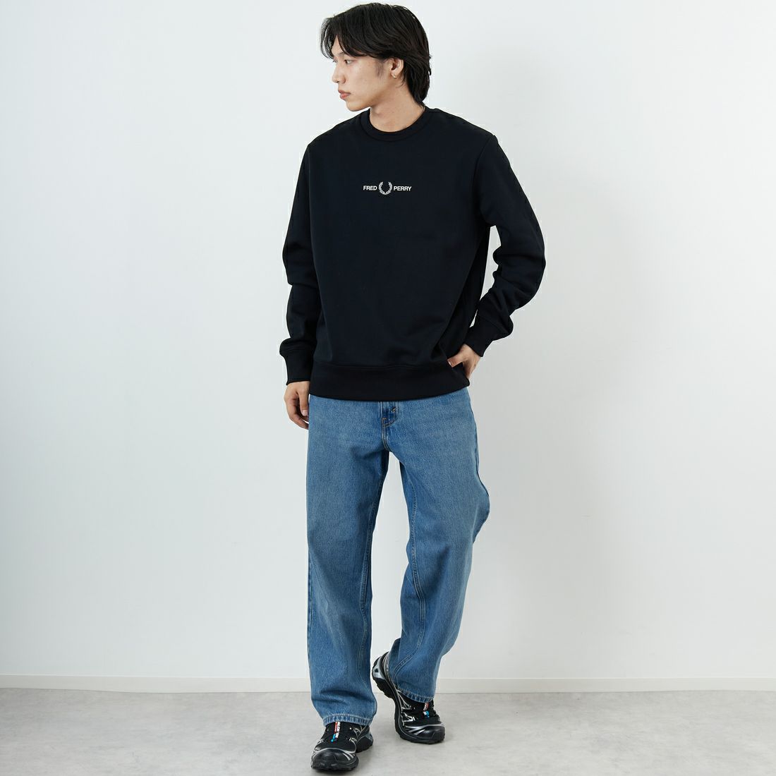 FRED PERRY [フレッドペリー] ローレルリースロゴ刺繍 クルーネックスウェット [M4727] 102 BLACK &&モデル身長：179cm 着用サイズ：XL&&