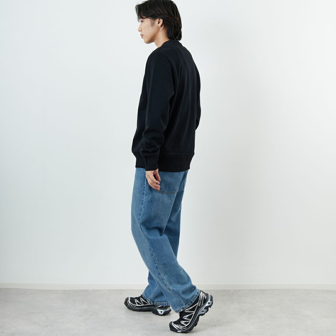 FRED PERRY [フレッドペリー] ローレルリースロゴ刺繍 クルーネックスウェット [M4727] 102 BLACK &&モデル身長：179cm 着用サイズ：XL&&