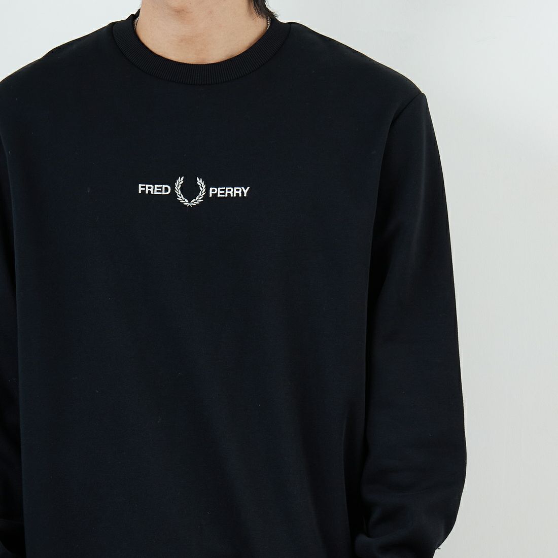 FRED PERRY [フレッドペリー] ローレルリースロゴ刺繍 クルーネックスウェット [M4727] 102 BLACK &&モデル身長：179cm 着用サイズ：XL&&
