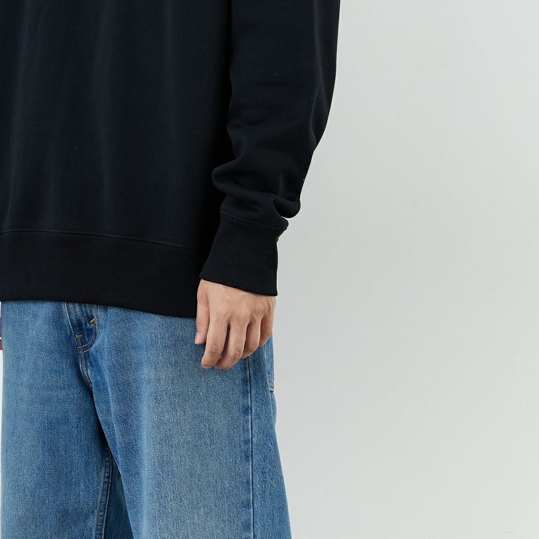 FRED PERRY [フレッドペリー] ローレルリースロゴ刺繍 クルーネックスウェット [M4727] 102 BLACK &&モデル身長：179cm 着用サイズ：XL&&