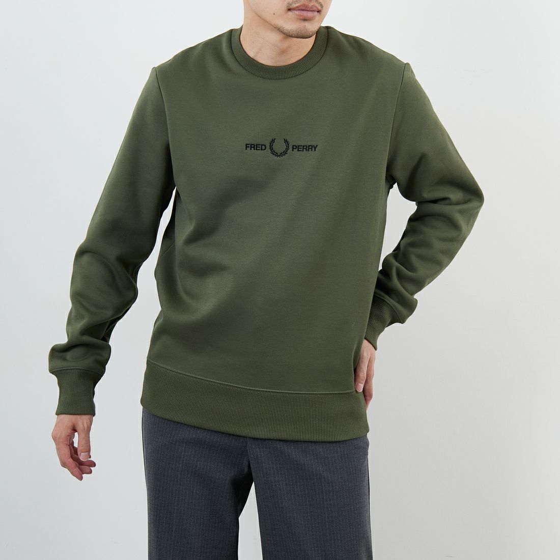 FRED PERRY [フレッドペリー] ローレルリースロゴ刺繍 クルーネックスウェット [M4727] W19 LAUREL &&モデル身長：168cm 着用サイズ：M&&