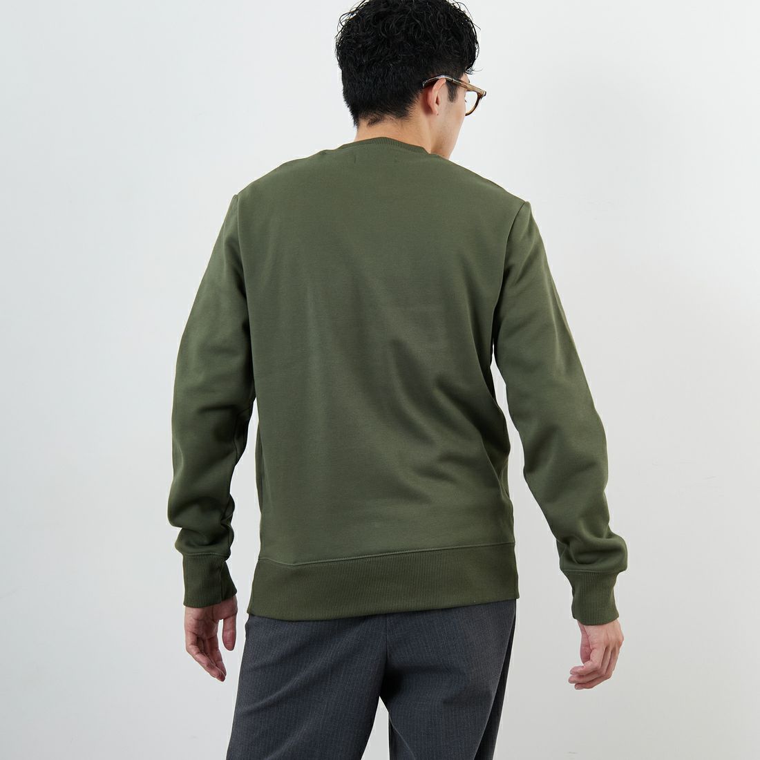 FRED PERRY [フレッドペリー] ローレルリースロゴ刺繍 クルーネックスウェット [M4727] W19 LAUREL &&モデル身長：168cm 着用サイズ：M&&