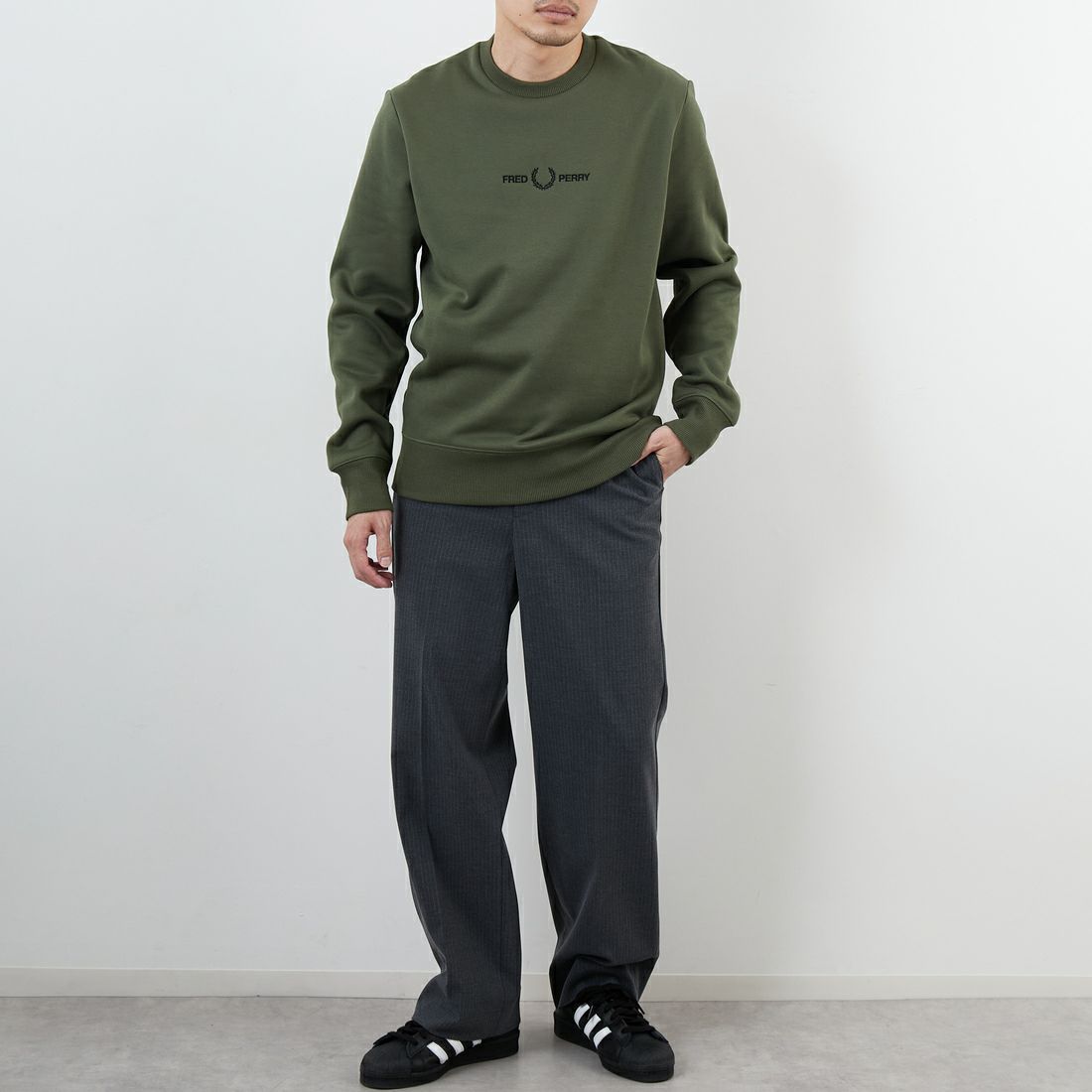 FRED PERRY [フレッドペリー] ローレルリースロゴ刺繍 クルーネックスウェット [M4727] W19 LAUREL &&モデル身長：168cm 着用サイズ：M&&