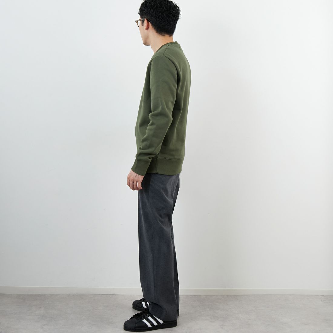 FRED PERRY [フレッドペリー] ローレルリースロゴ刺繍 クルーネックスウェット [M4727] W19 LAUREL &&モデル身長：168cm 着用サイズ：M&&