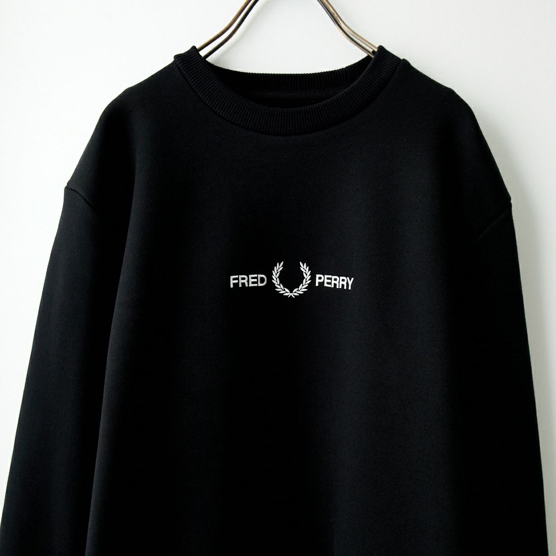 FRED PERRY [フレッドペリー] ローレルリースロゴ刺繍 クルーネックスウェット [M4727] 102 BLACK