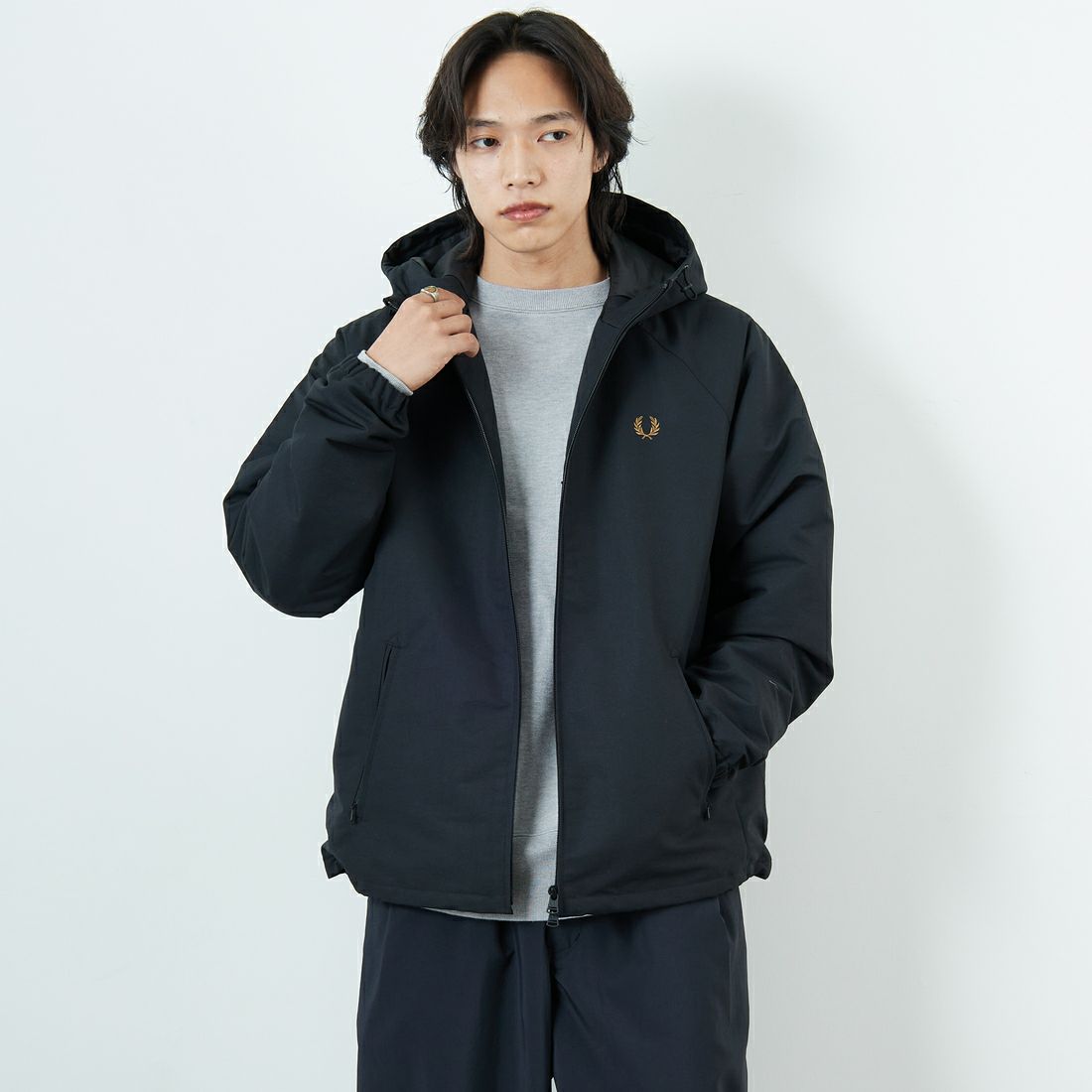 FRED PERRY [フレッドペリー] 別注 パデッドフーデッドシェルジャケット [FPM-25A-24JF] BLK/SHADED &&モデル身長：179cm 着用サイズ：L&&