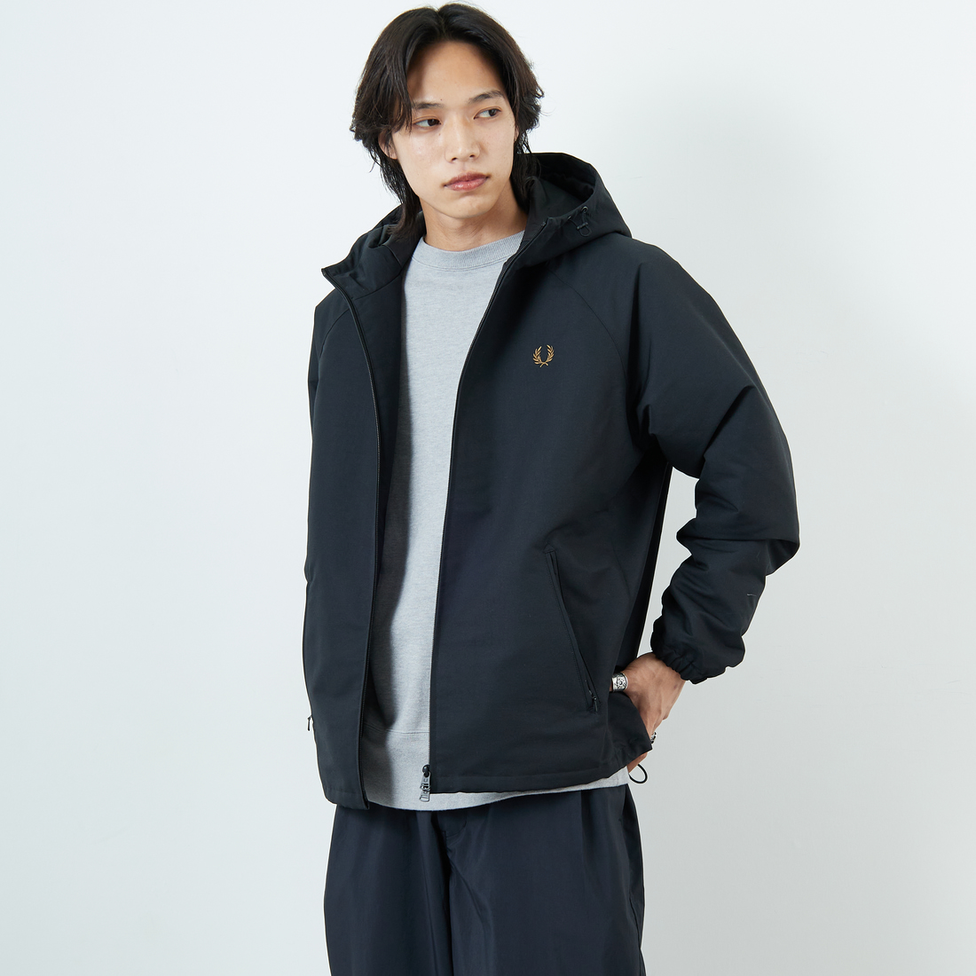 FRED PERRY [フレッドペリー] 別注 パデッドフーデッドシェルジャケット [FPM-25A-24JF] BLK/SHADED &&モデル身長：179cm 着用サイズ：L&&