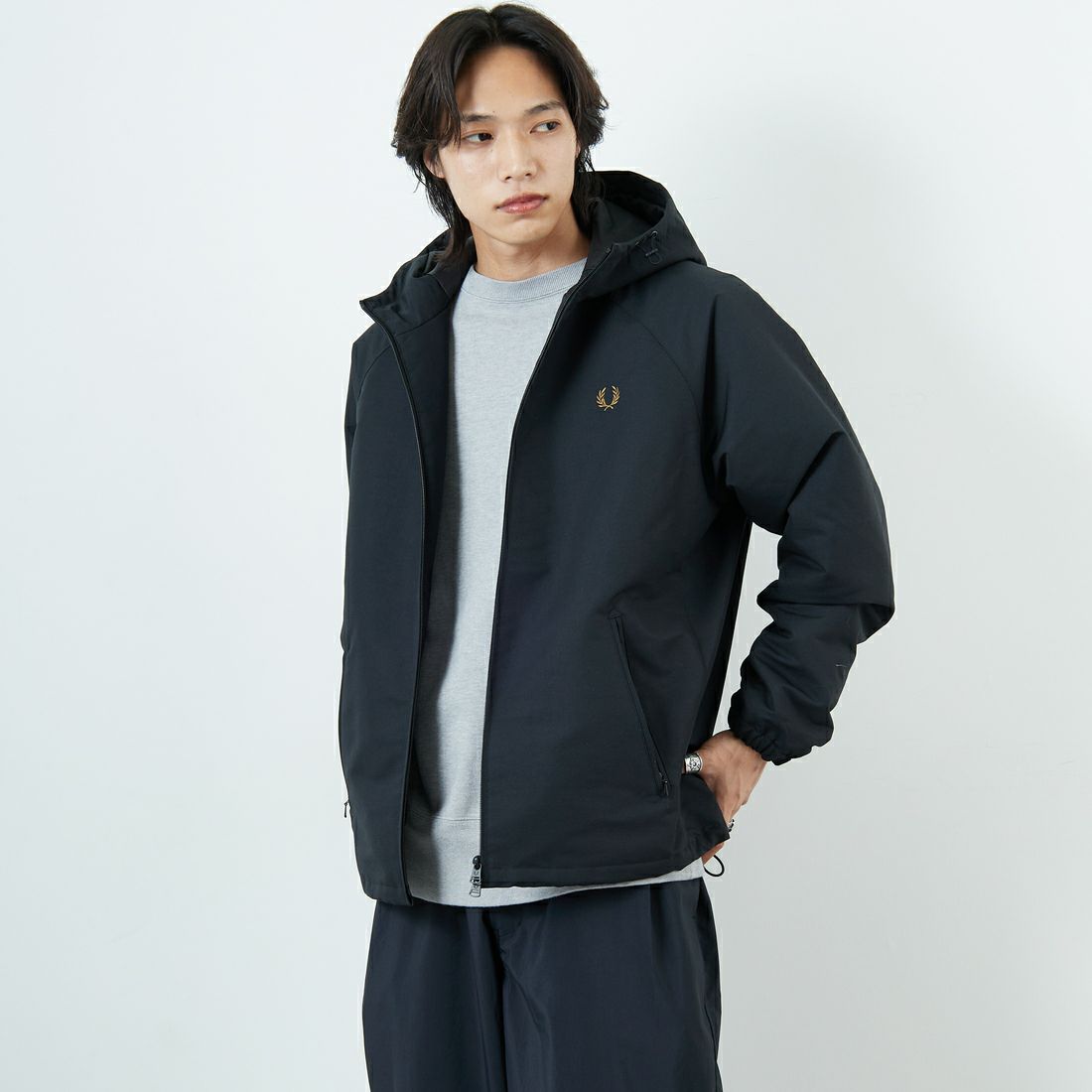 FRED PERRY [フレッドペリー] 別注 パデッドフーデッドシェルジャケット [FPM-25A-24JF] BLK/SHADED &&モデル身長：179cm 着用サイズ：L&&