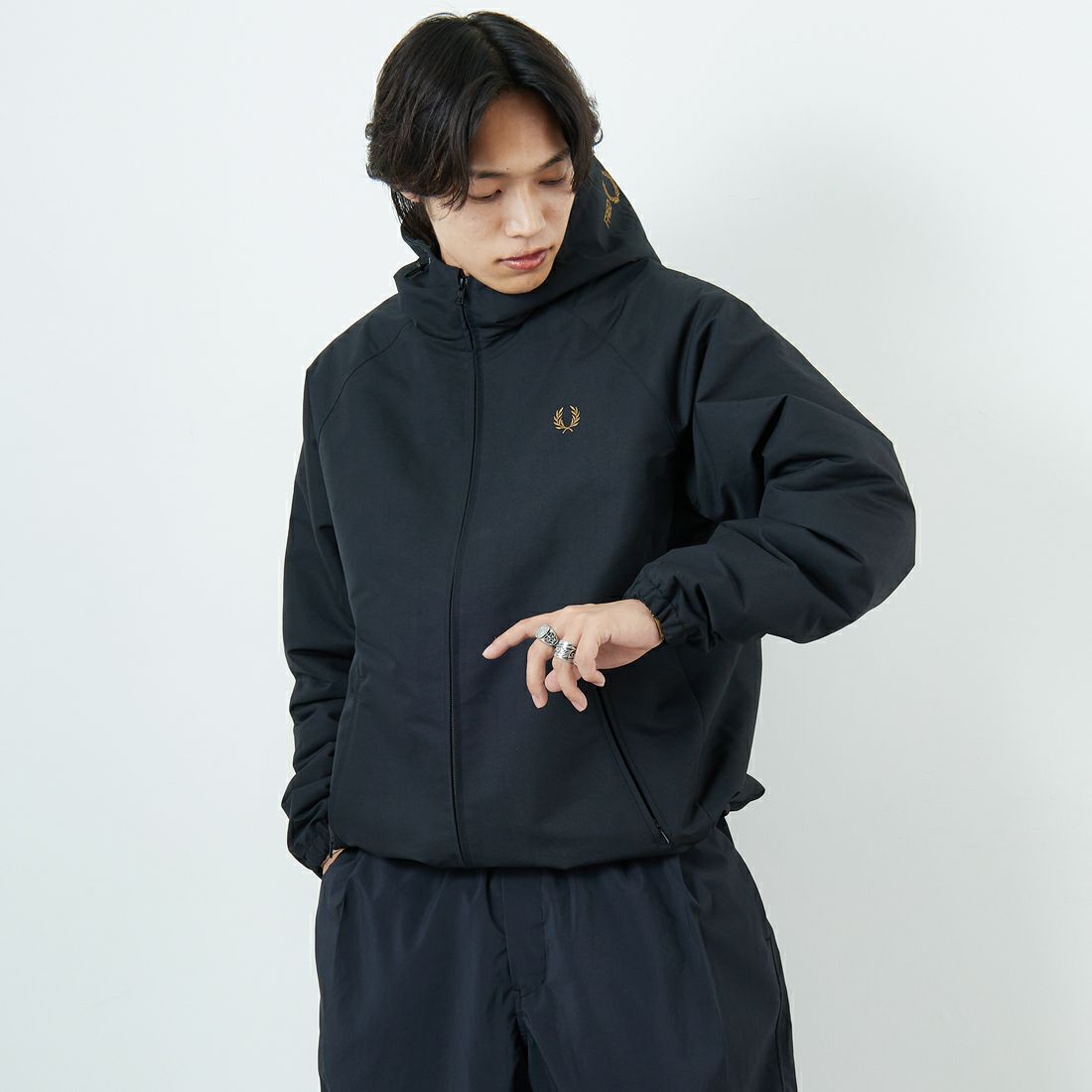 FRED PERRY [フレッドペリー] 別注 パデッドフーデッドシェルジャケット [FPM-25A-24JF] BLK/SHADED &&モデル身長：179cm 着用サイズ：L&&