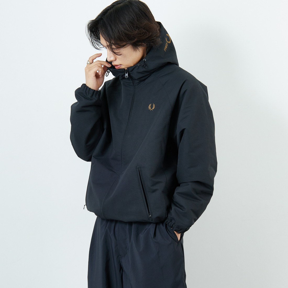 FRED PERRY [フレッドペリー] 別注 パデッドフーデッドシェルジャケット [FPM-25A-24JF] BLK/SHADED &&モデル身長：179cm 着用サイズ：L&&
