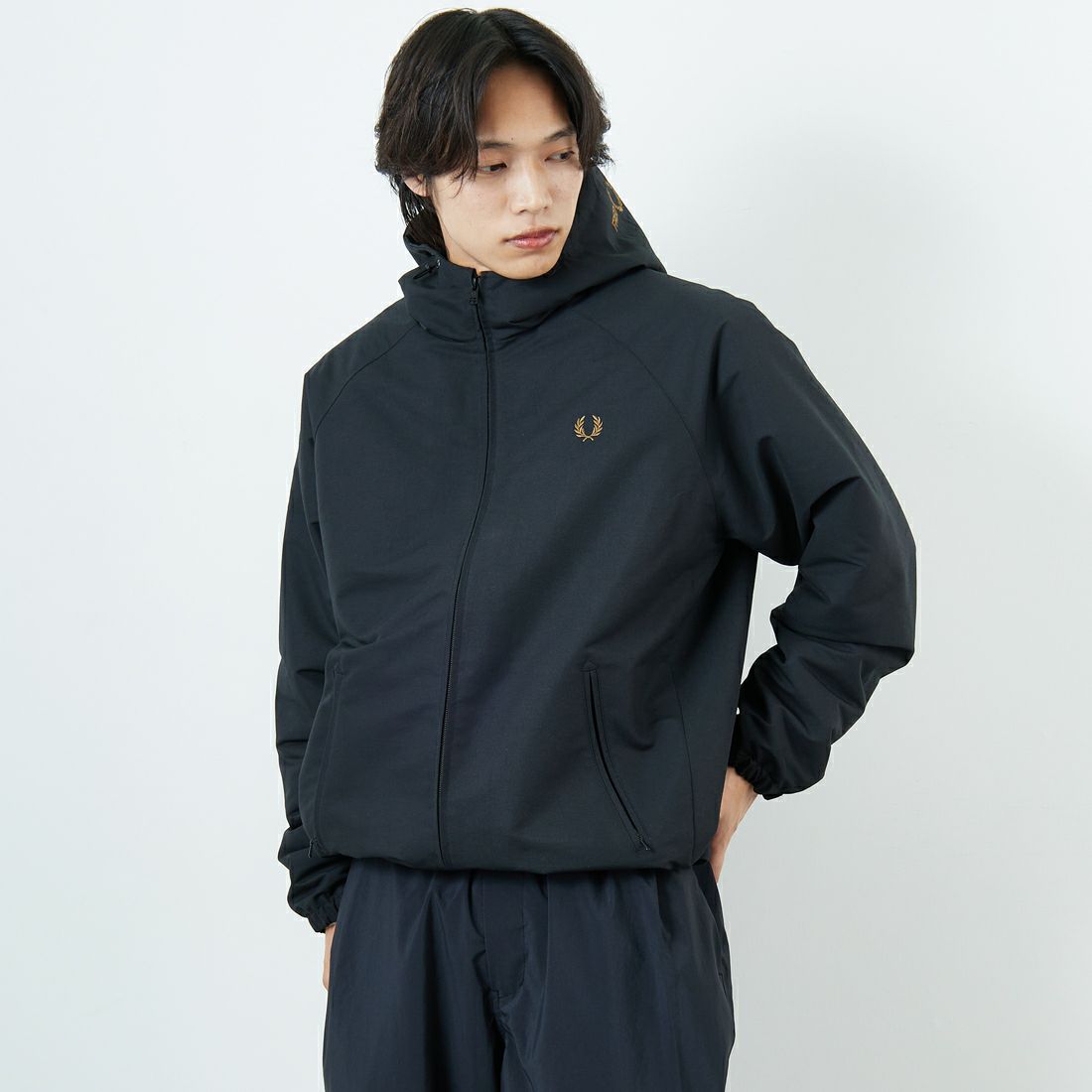 FRED PERRY [フレッドペリー] 別注 パデッドフーデッドシェルジャケット [FPM-25A-24JF] BLK/SHADED &&モデル身長：179cm 着用サイズ：L&&