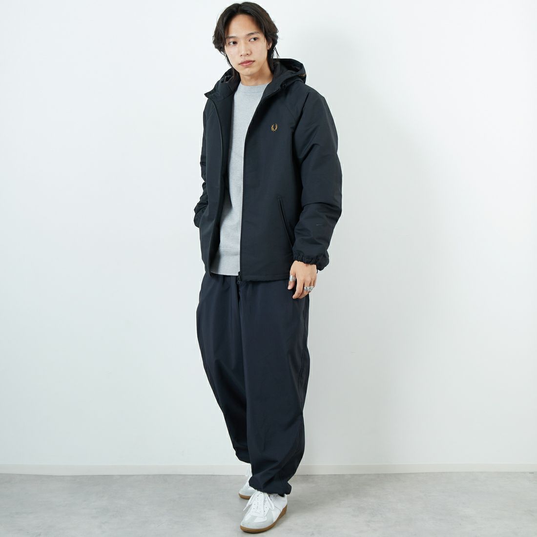FRED PERRY [フレッドペリー] 別注 パデッドフーデッドシェルジャケット [FPM-25A-24JF] BLK/SHADED &&モデル身長：179cm 着用サイズ：L&&