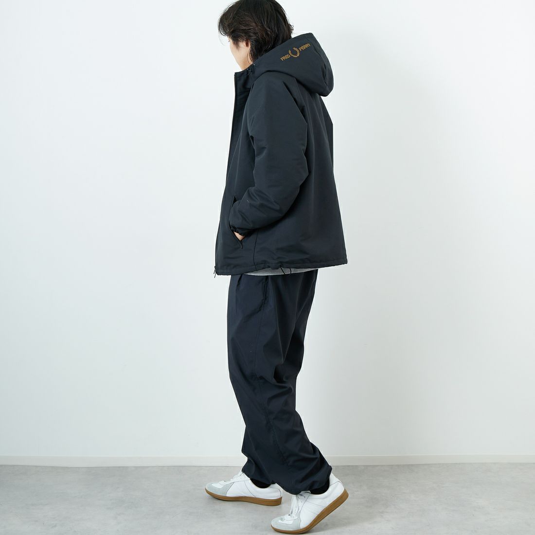FRED PERRY [フレッドペリー] 別注 パデッドフーデッドシェルジャケット [FPM-25A-24JF] BLK/SHADED &&モデル身長：179cm 着用サイズ：L&&