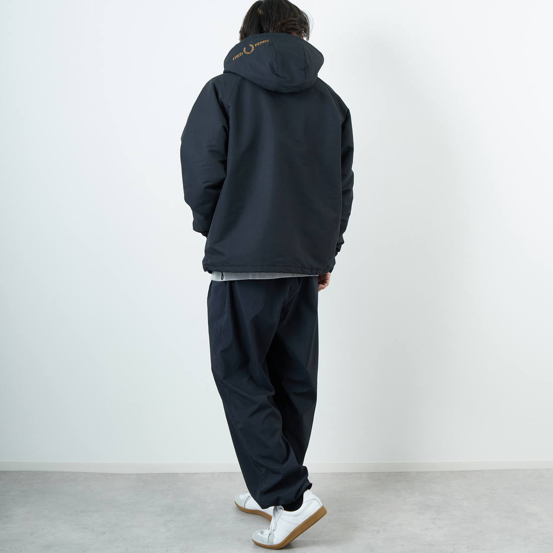 FRED PERRY [フレッドペリー] 別注 パデッドフーデッドシェルジャケット [FPM-25A-24JF] BLK/SHADED &&モデル身長：179cm 着用サイズ：L&&