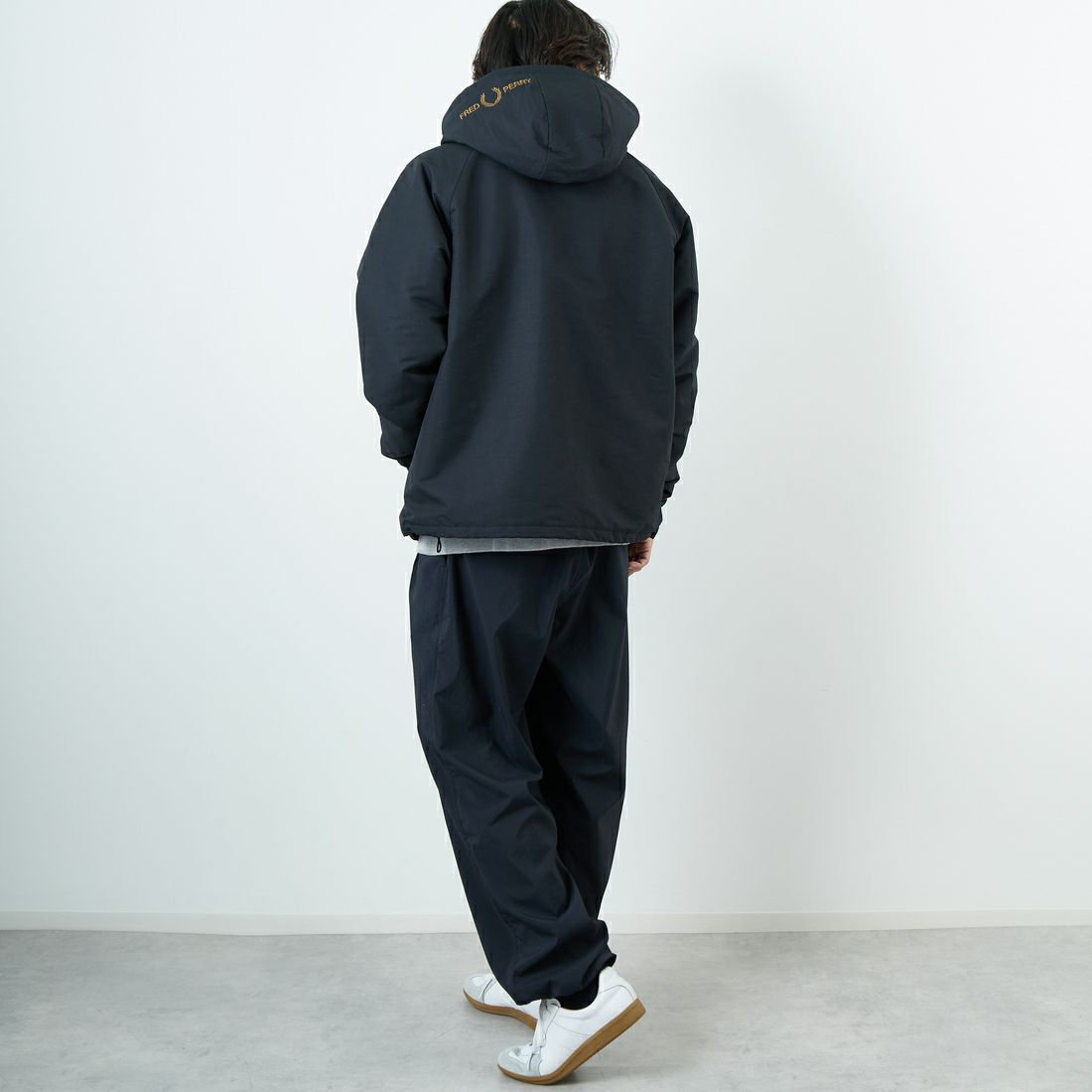 FRED PERRY [フレッドペリー] 別注 パデッドフーデッドシェルジャケット [FPM-25A-24JF] BLK/SHADED &&モデル身長：179cm 着用サイズ：L&&