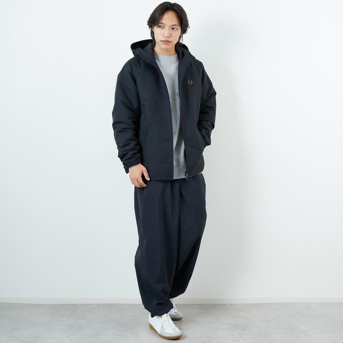 FRED PERRY [フレッドペリー] 別注 パデッドフーデッドシェルジャケット [FPM-25A-24JF] BLK/SHADED &&モデル身長：179cm 着用サイズ：L&&