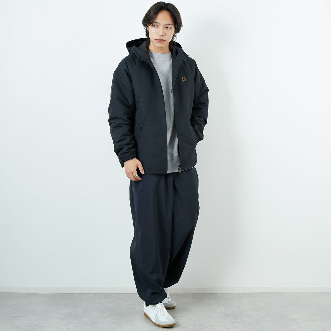 FRED PERRY [フレッドペリー] 別注 パデッドフーデッドシェルジャケット [FPM-25A-24JF] BLK/SHADED &&モデル身長：179cm 着用サイズ：L&&