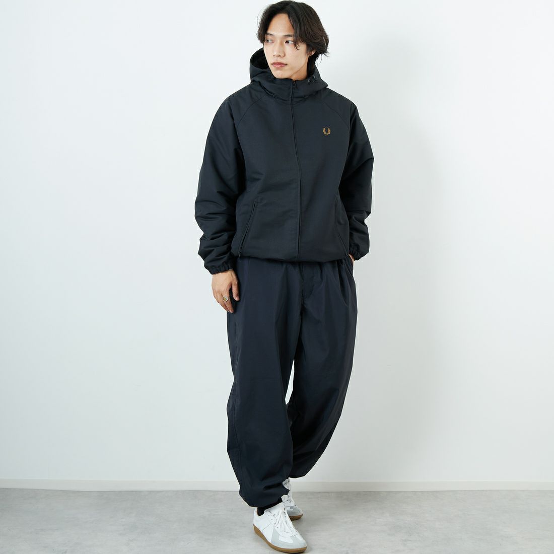 FRED PERRY [フレッドペリー] 別注 パデッドフーデッドシェルジャケット [FPM-25A-24JF] BLK/SHADED &&モデル身長：179cm 着用サイズ：L&&