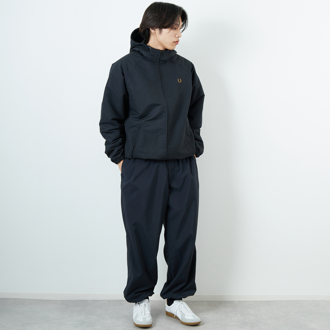 FRED PERRY [フレッドペリー] 別注 パデッドフーデッドシェルジャケット [FPM-25A-24JF] BLK/SHADED &&モデル身長：179cm 着用サイズ：L&&