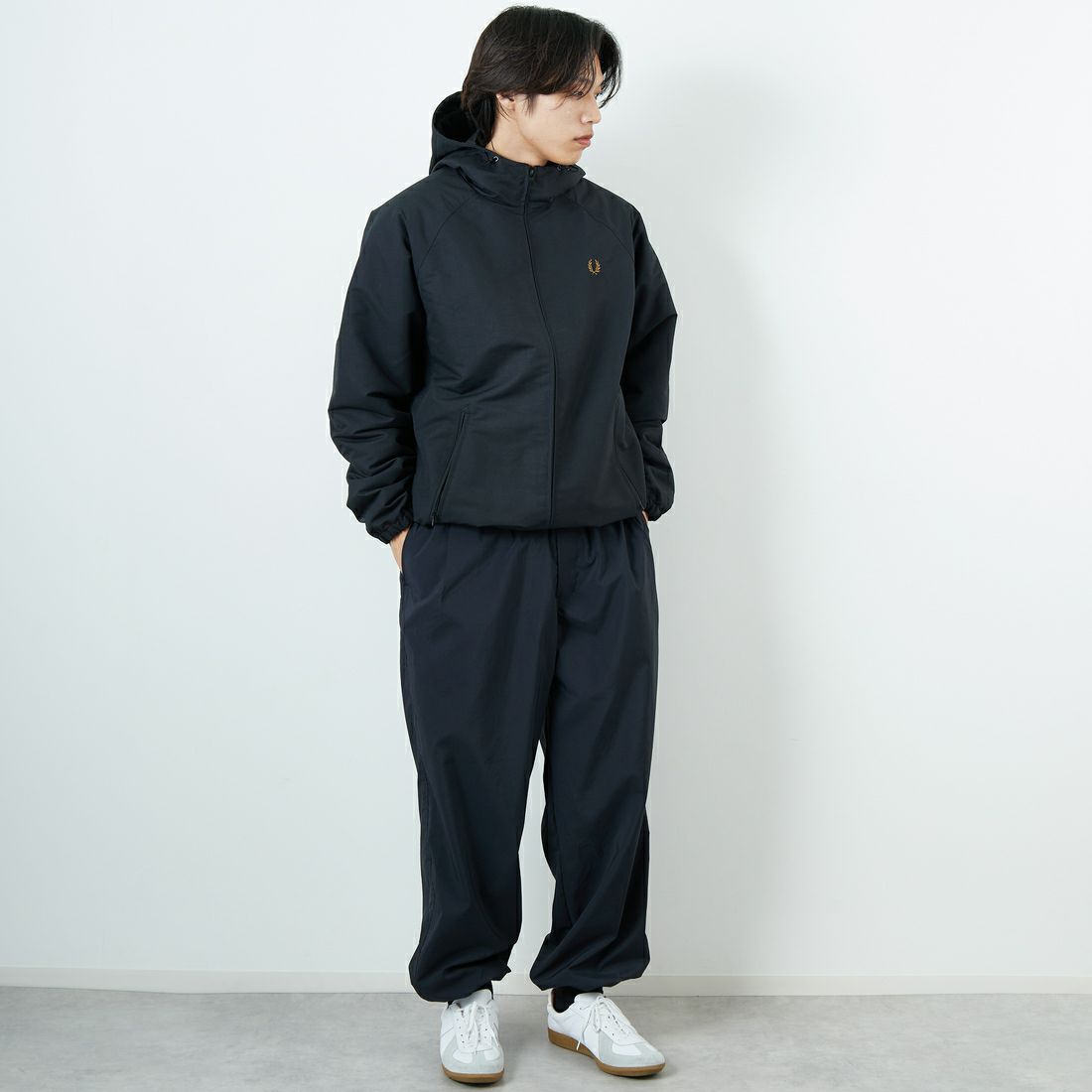 FRED PERRY [フレッドペリー] 別注 パデッドフーデッドシェルジャケット [FPM-25A-24JF] BLK/SHADED &&モデル身長：179cm 着用サイズ：L&&