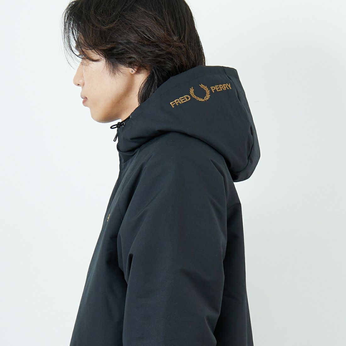 FRED PERRY [フレッドペリー] 別注 パデッドフーデッドシェルジャケット [FPM-25A-24JF] BLK/SHADED &&モデル身長：179cm 着用サイズ：L&&