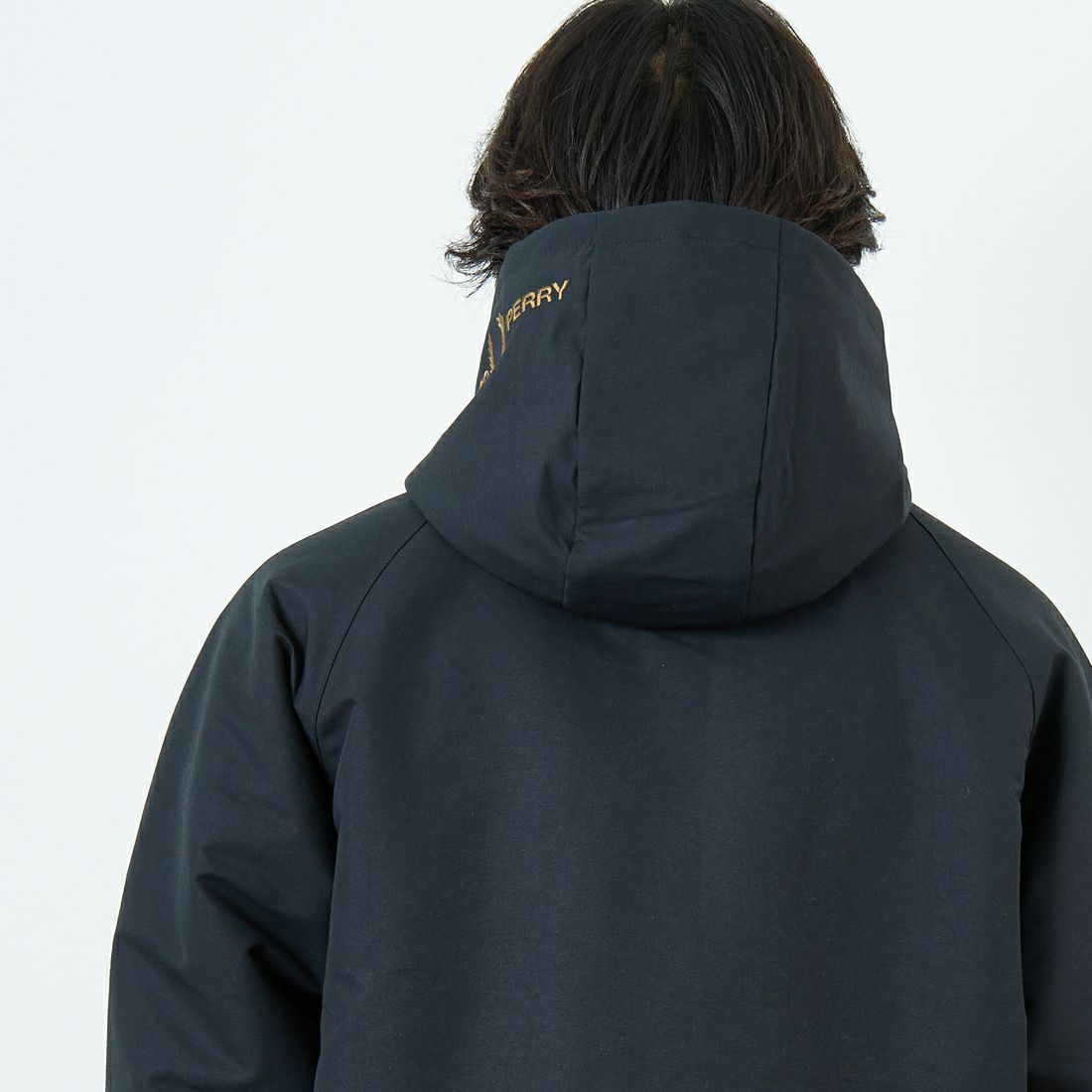 FRED PERRY [フレッドペリー] 別注 パデッドフーデッドシェルジャケット [FPM-25A-24JF] BLK/SHADED &&モデル身長：179cm 着用サイズ：L&&