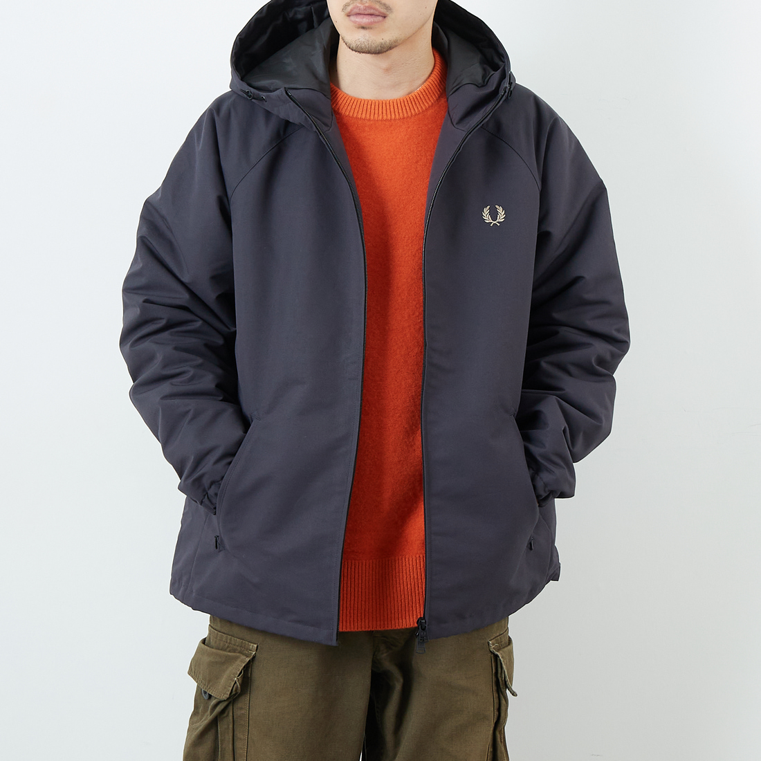 FRED PERRY [フレッドペリー] 別注 パデッドフーデッドシェルジャケット [FPM-25A-24JF] ANCOR/WARM &&モデル身長：167cm 着用サイズ：L&&