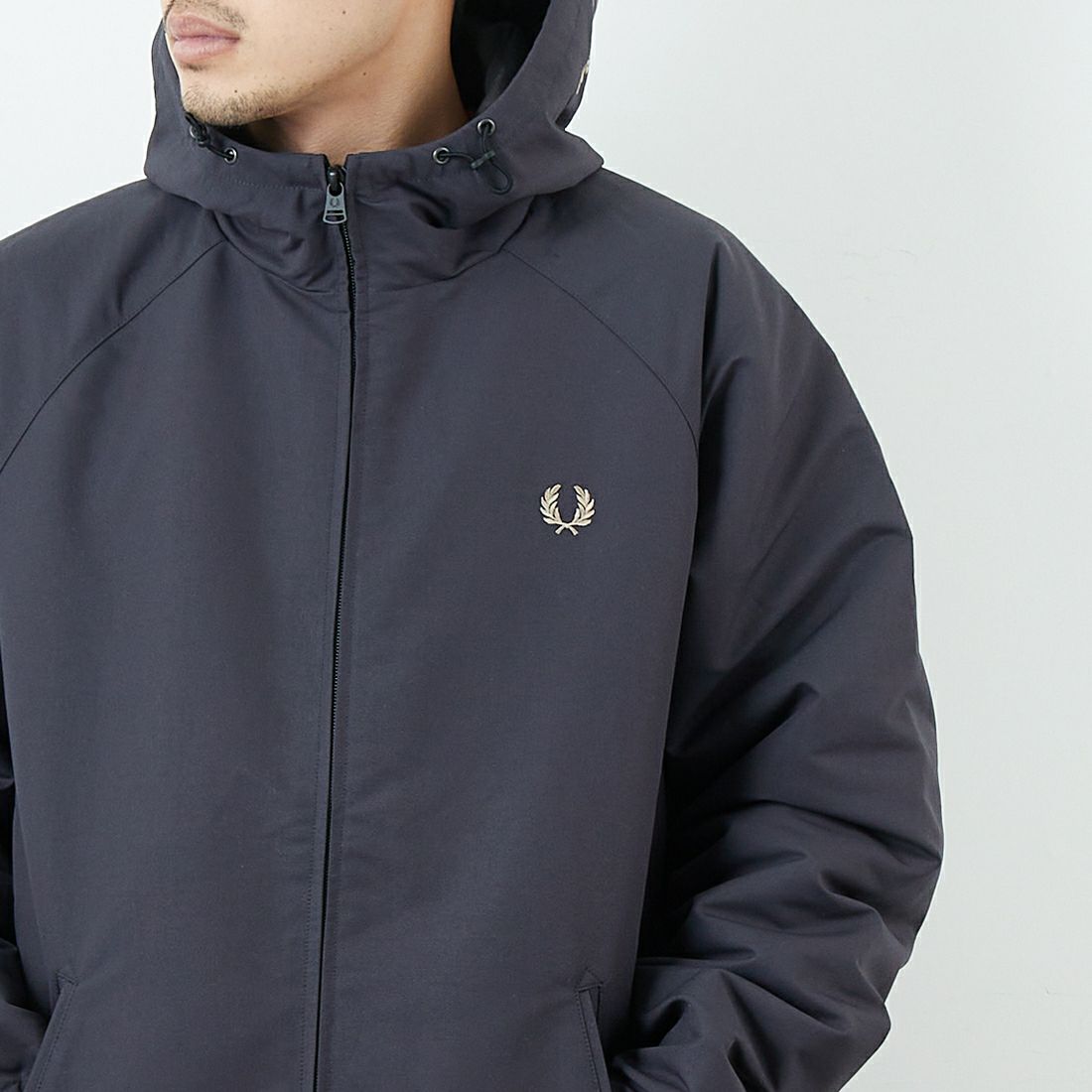 FRED PERRY [フレッドペリー] 別注 パデッドフーデッドシェルジャケット [FPM-25A-24JF] ANCOR/WARM &&モデル身長：167cm 着用サイズ：L&&
