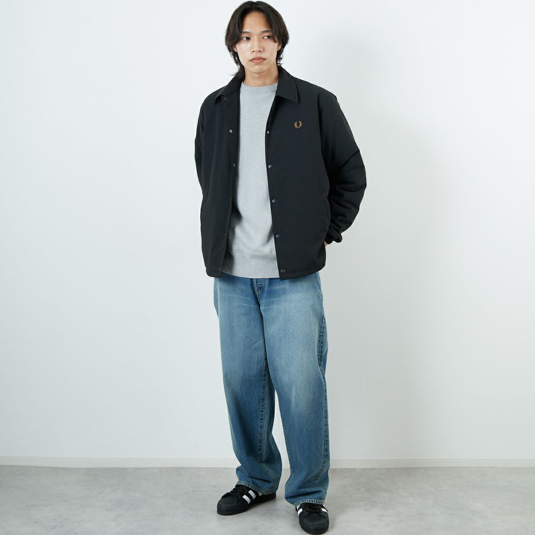 FRED PERRY [フレッドペリー] 別注 パデッドボタンスルージャケット [FPM-25A-23JF] NVY/HONEYC &&モデル身長：179cm 着用サイズ：L&&
