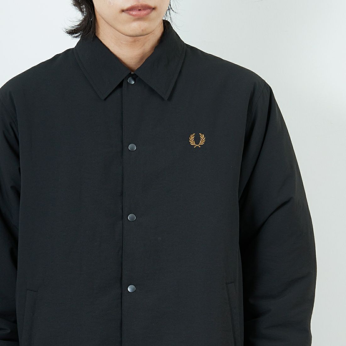FRED PERRY [フレッドペリー] 別注 パデッドボタンスルージャケット [FPM-25A-23JF] NVY/HONEYC &&モデル身長：179cm 着用サイズ：L&&