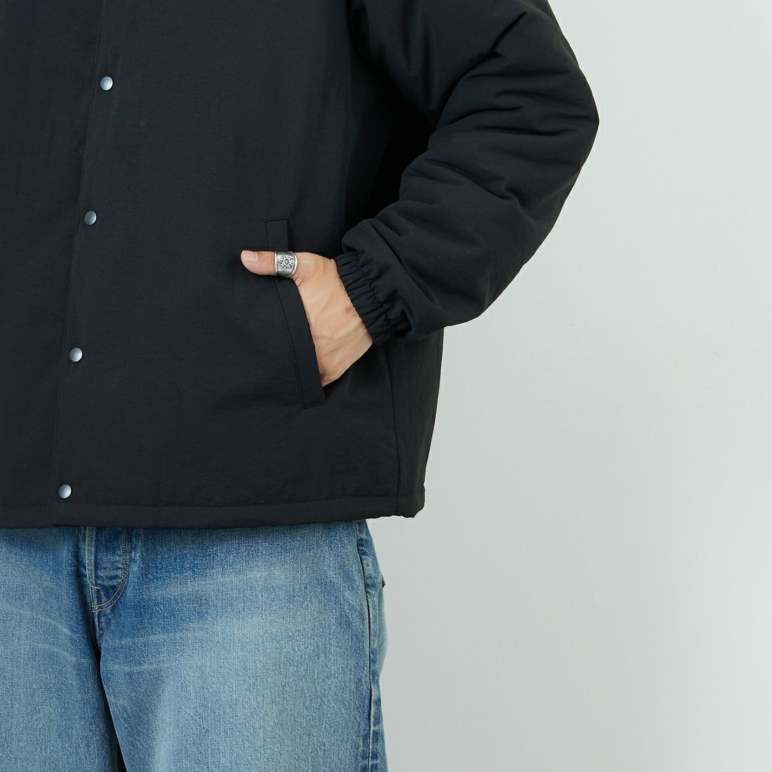 FRED PERRY [フレッドペリー] 別注 パデッドボタンスルージャケット [FPM-25A-23JF] BLK/SHADED &&モデル身長：179cm 着用サイズ：L&&