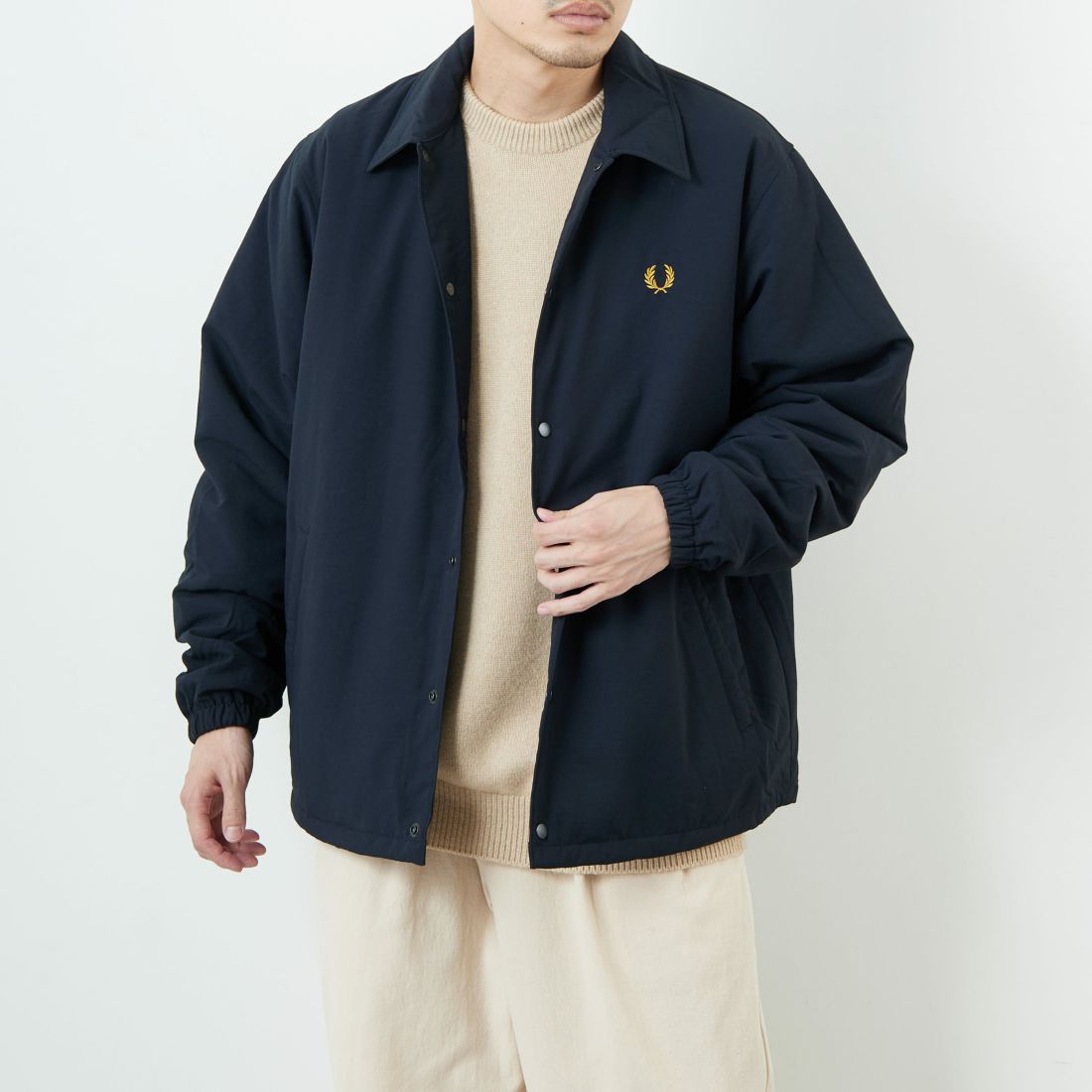 FRED PERRY [フレッドペリー] 別注 パデッドボタンスルージャケット [FPM-25A-23JF] NVY/HONEYC &&モデル身長：168cm 着用サイズ：M&&