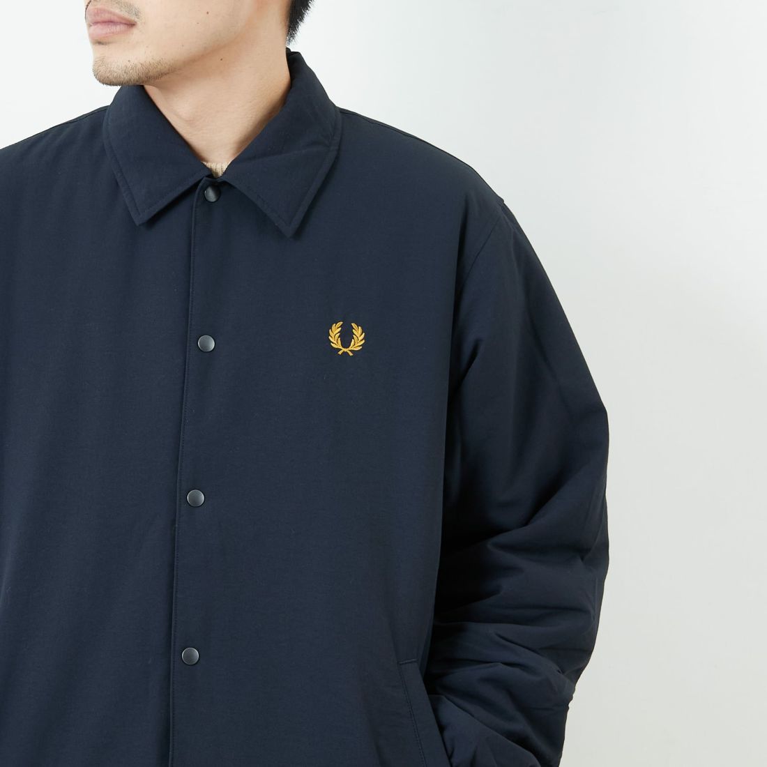 FRED PERRY [フレッドペリー] 別注 パデッドボタンスルージャケット [FPM-25A-23JF] NVY/HONEYC &&モデル身長：168cm 着用サイズ：M&&