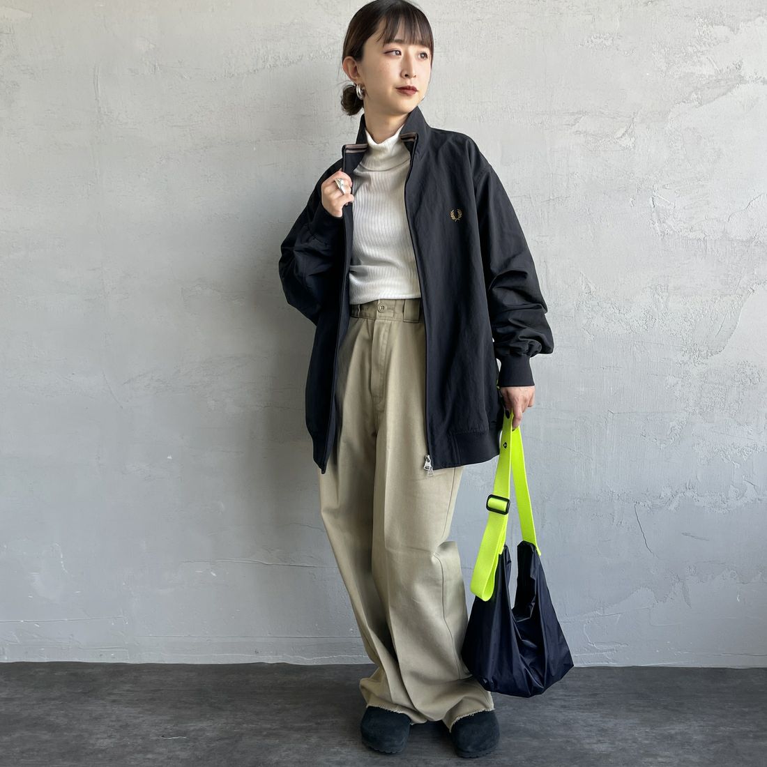 FRED PERRY [フレッドペリー] 別注 ナイロンブレンサムジャケット [FPM-25A-007JF] BLK/SHADED &&モデル身長：150cm 着用サイズ：10&&