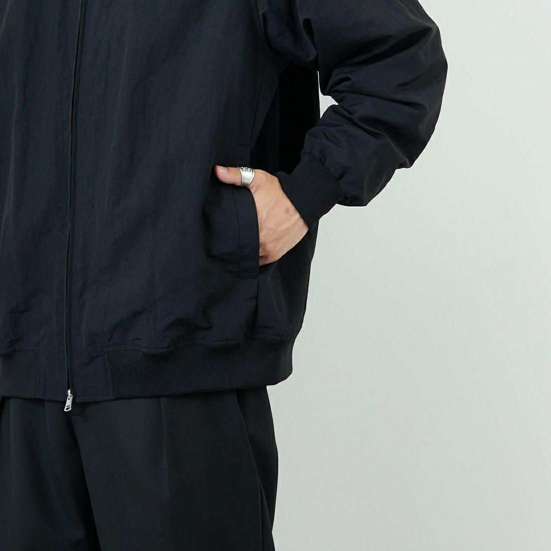 FRED PERRY [フレッドペリー] 別注 ナイロンブレンサムジャケット [FPM-25A-007JF] BLK/SHADED &&モデル身長：179cm 着用サイズ：14&&