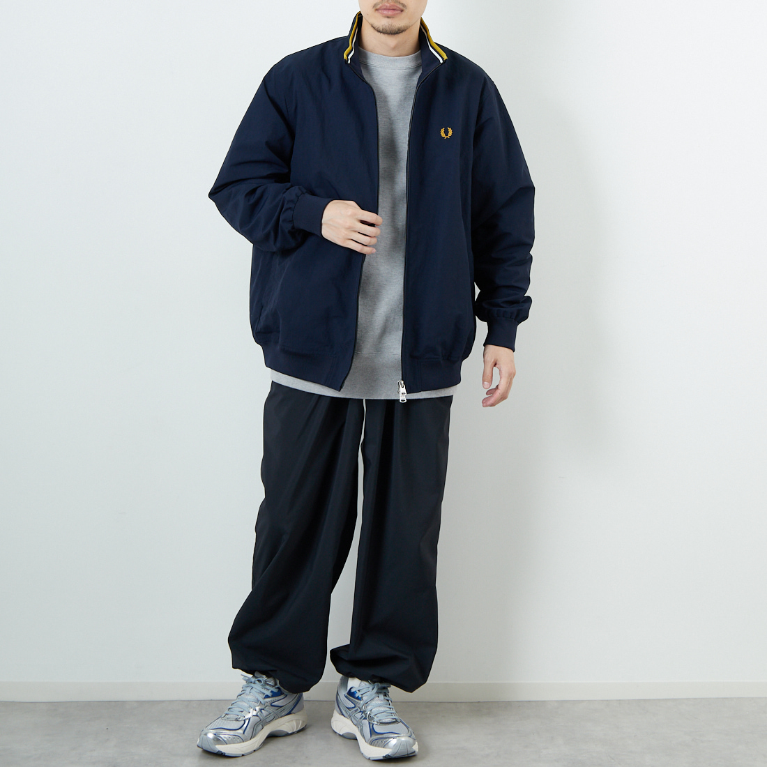 FRED PERRY [フレッドペリー] 別注 ナイロンブレンサムジャケット [FPM-25A-007JF] NVY/ECR/HO &&モデル身長：167cm 着用サイズ：14&&