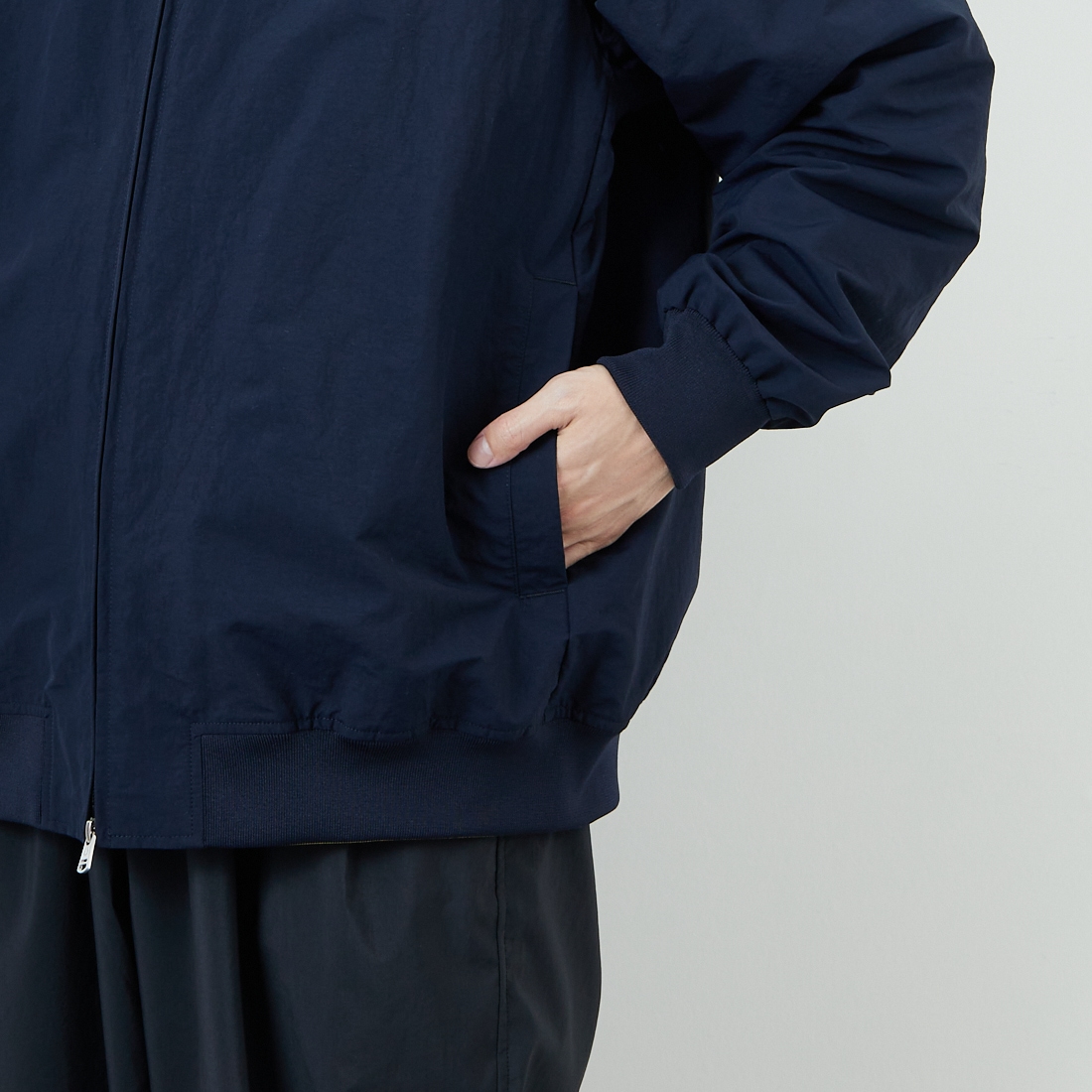 FRED PERRY [フレッドペリー] 別注 ナイロンブレンサムジャケット [FPM-25A-007JF] NVY/ECR/HO &&モデル身長：167cm 着用サイズ：14&&