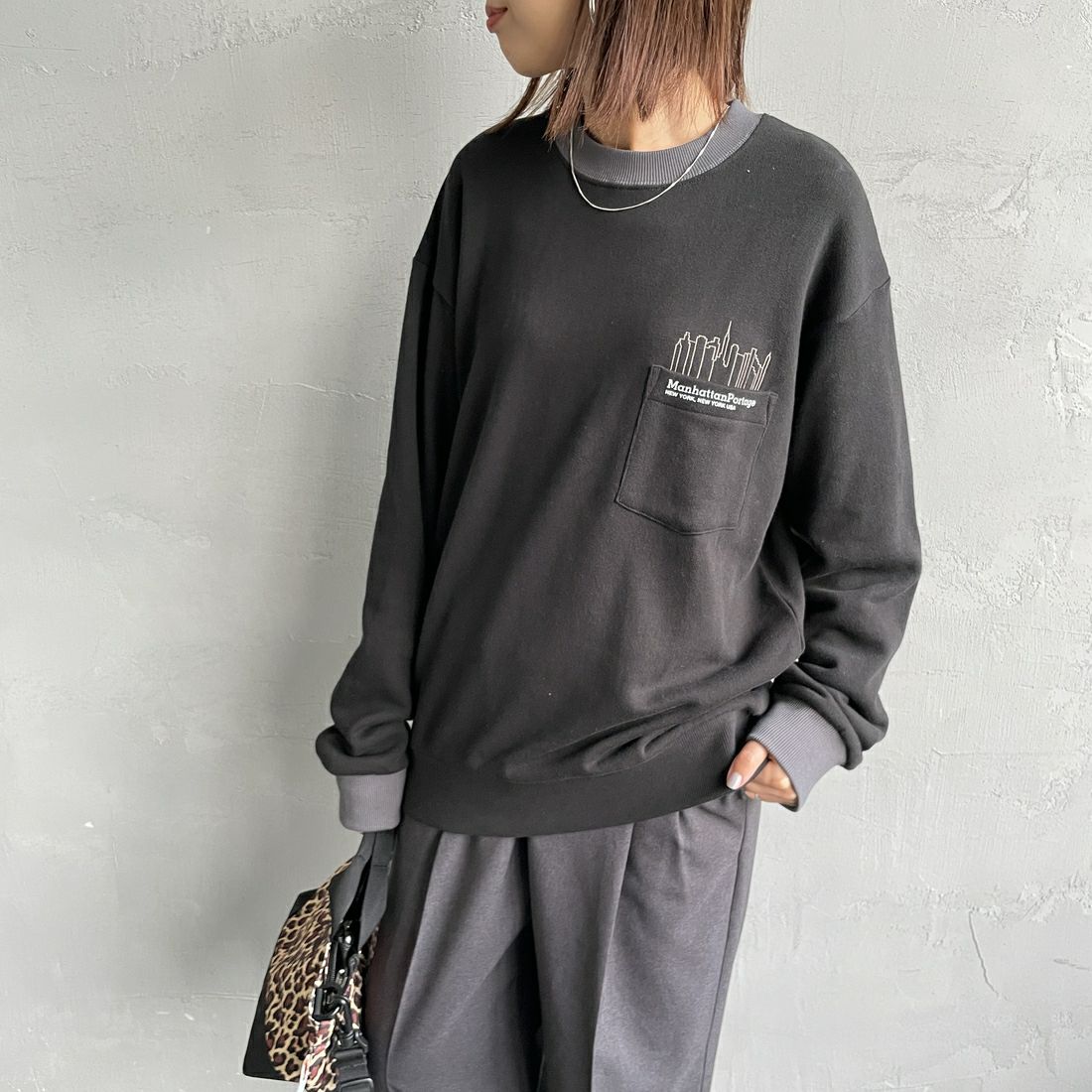 MANHATTAN PORTAGE [マンハッタンポーテージ] 別注 ポケット刺繍 リンガークルーネックスウェット [25FWMP-IN70-JF] BLACK &&モデル身長：160cm 着用サイズ：S&&