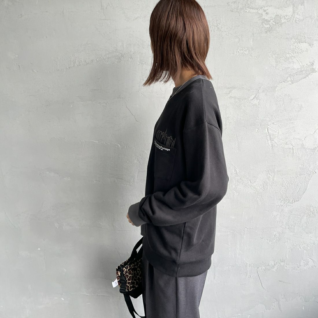 MANHATTAN PORTAGE [マンハッタンポーテージ] 別注 ポケット刺繍 リンガークルーネックスウェット [25FWMP-IN70-JF] BLACK &&モデル身長：160cm 着用サイズ：S&&